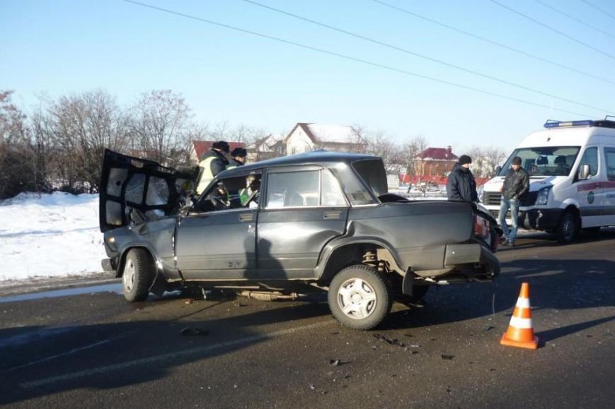 Под Белгородом в столкновении внедорожника и легковушки погиб один из водителей (фото) - фото 1