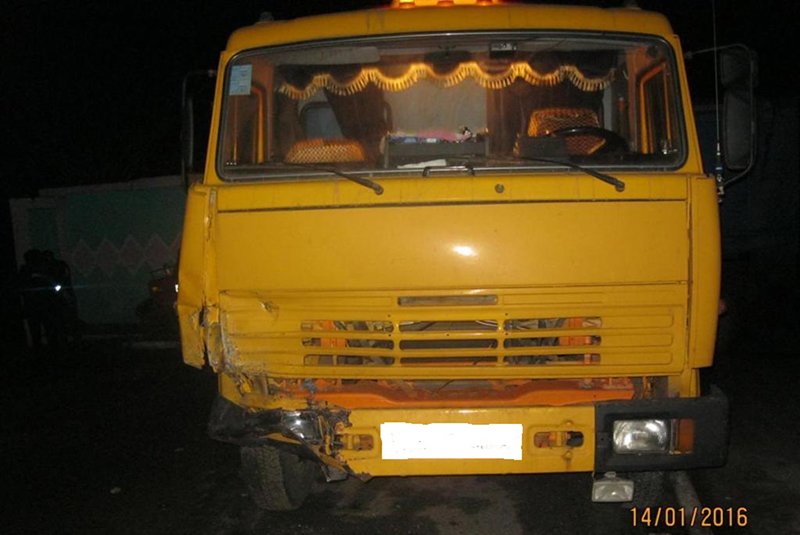 В Белгородской области легковушка столкнулась с двумя грузовиками (фото) - фото 1