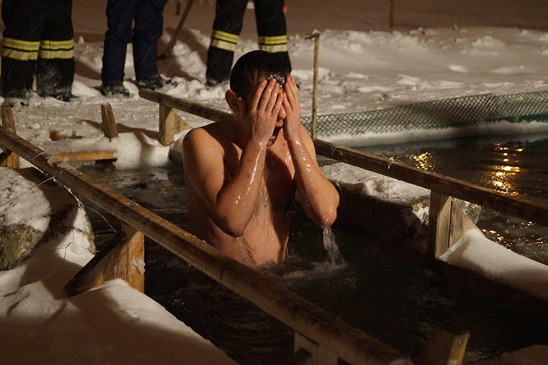 В крещенскую ночь больше восьми тысяч белгородцев окунулись в прорубь (фото) - фото 1