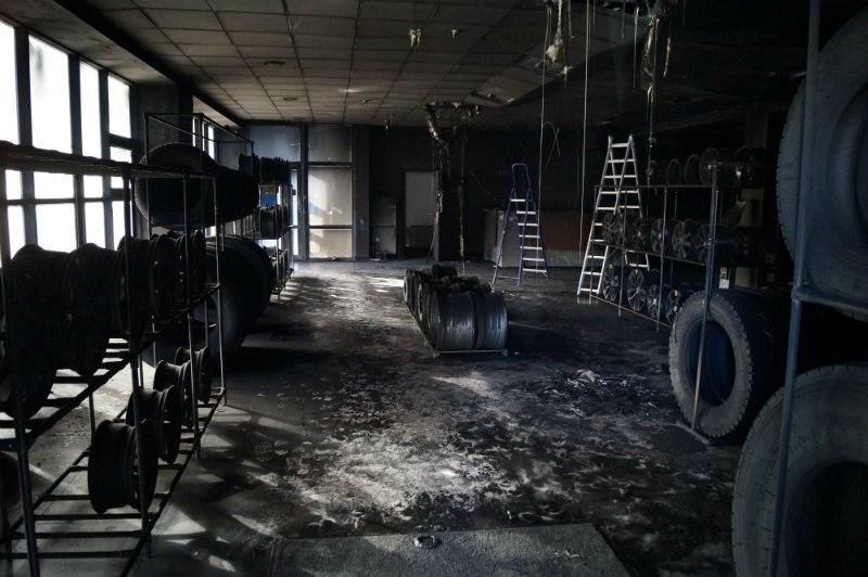 Во время пожара в белгородском шинном центре покрышки не пострадали (фото) - фото 3