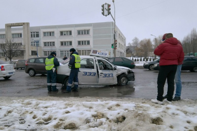 В Белгороде на Харгоре столкнулись две иномарки (ВИДЕО) (фото) - фото 2