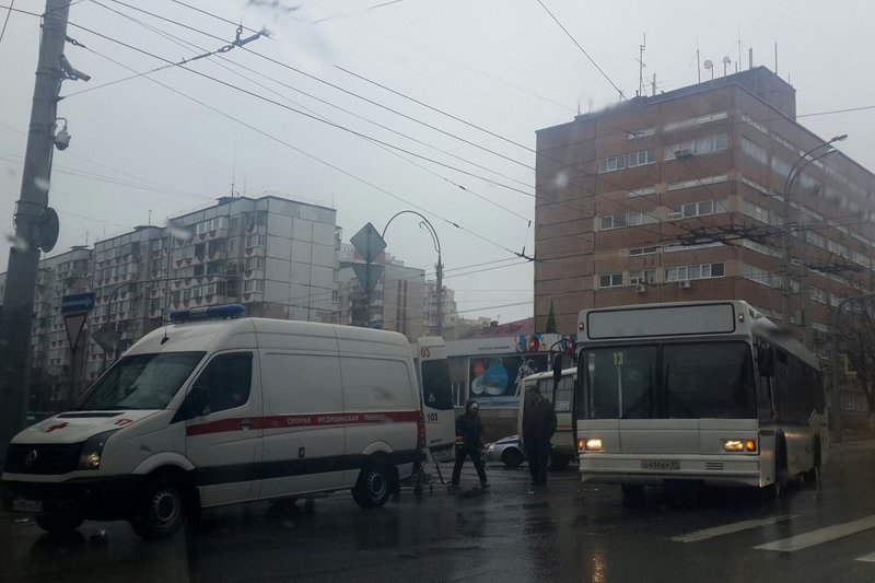 В Белгороде столкнулись два автобуса, есть пострадавшие (фото) - фото 1