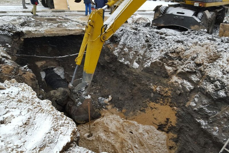 В Белгороде устраняют серьёзную коммунальную аварию: произошёл обвал канализационного коллектора (фото) - фото 3