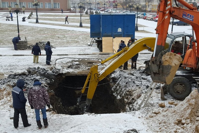 В Белгороде устраняют серьёзную коммунальную аварию: произошёл обвал канализационного коллектора (фото) - фото 2