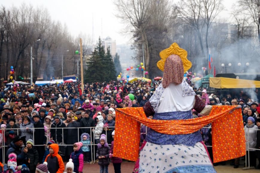 Белгородцы в центральном парке отпраздновали Масленицу (фото) - фото 1