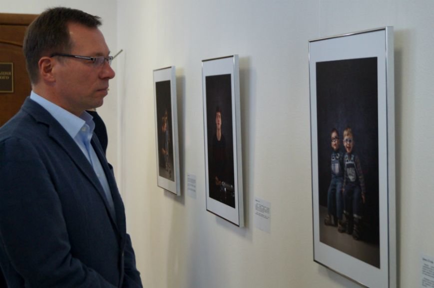 В Белгороде открылась посвящённая детям с аутизмом фотовыставка «Иллюминатор» (фото) - фото 3