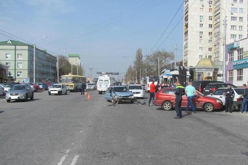 В Белгороде столкнулись три вазовские легковушки и «КИА» (фото) - фото 1